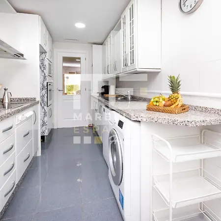Chic Garden Flat 5min From Apartment
