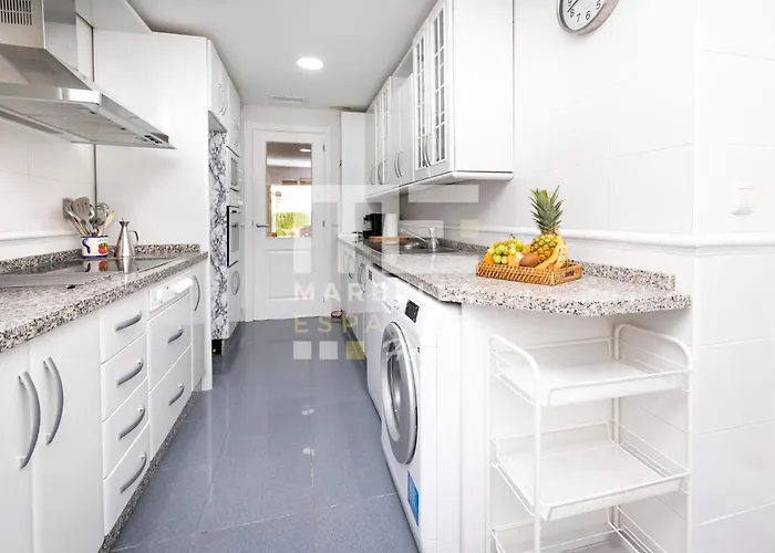 Chic Garden Flat 5min From Apartment