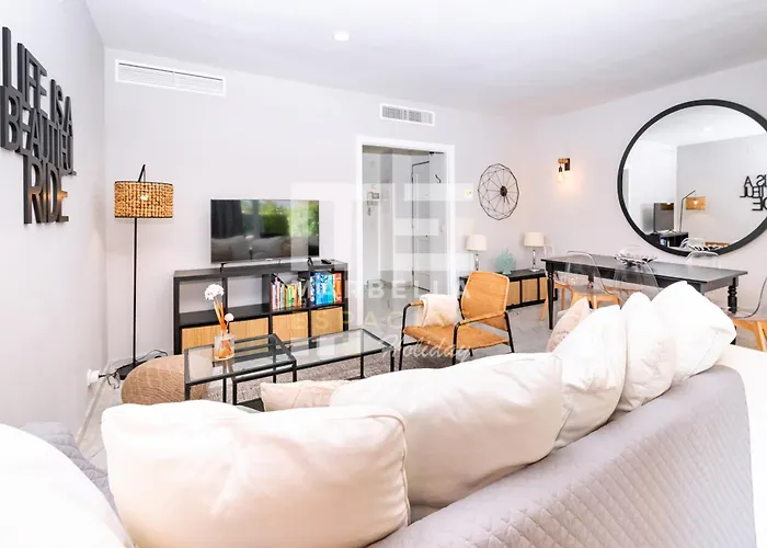 Chic Garden Flat 5min From Apartment Marbella