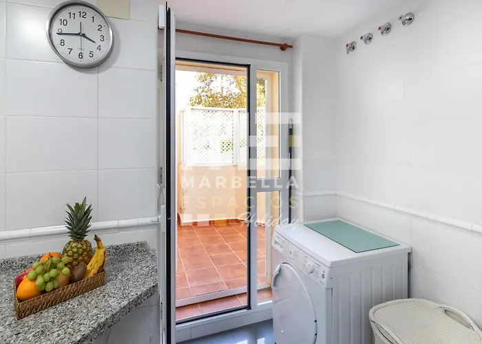 Chic Garden Flat 5min From Apartment